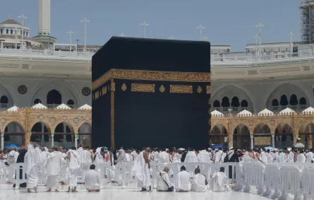 حجاج بيت الله الحرام أمام الكعبة المشرفة 