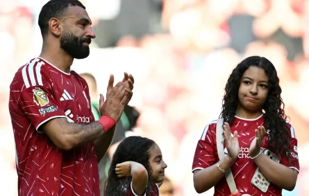 محمد صلاح مع ابنتيه في أنفيلد، ليفربول (Mohamed Salah at Anfield in Liverpool). مصدر الصورة: Paul ELLIS / AFP