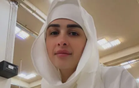 ياسمين عبد العزيز بملابس الإحرام