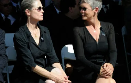 كيلي كورتيس (يسار) وشقيقتها جيمي لي كورتيس في هندرسون، نيفادا (Kelly Curtis (L) and her sister Jamie Lee Curtis in Henderson, Nevada). مصدر الصورة: Ethan Miller/Getty Images/AFP