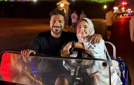 مصطفى أبو سريع وزوجته- الصورة من صفحته على فيسبوك