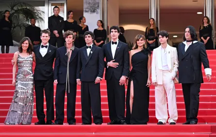 فريق عمل فيلم "La Bola Negra" على سجادة مهرجان كان 2026 (مصدر الصورة:  Kate Green/Getty Images)