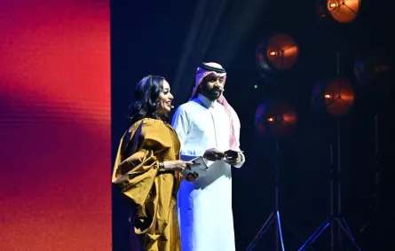 سهى الوعل وفيصل الدوخي من حفل افتتاح مهرجان أفلام السعودية. الصورة من المركز الإعلامي لمركز الملك عبدالعزيز الثقافي العالمي (إثراء)