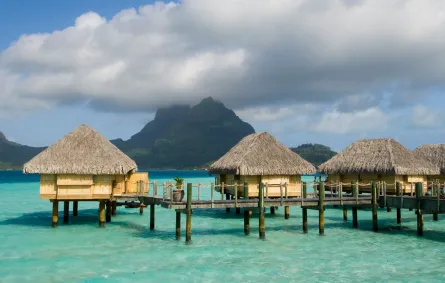 منتجع Pearl Beach Resort في جزيرة بورا بورا (المصدر: Sharpshooters/VW Pics/Universal Images Group via Getty Images)