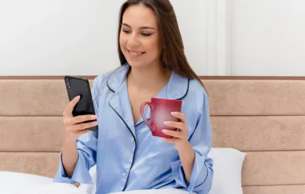 يجب الامتناع عن مطالعة الهاتف فور الاستيقاظ- المصدر freepik