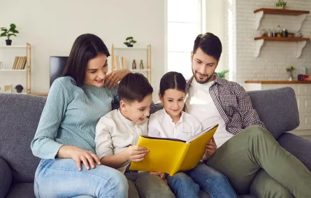 صورة لعائلة تستمتع بقراءة قصص قديمة