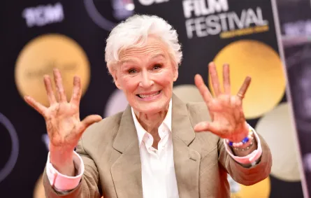 غلين كلوز Glenn Close تضع بصماتها على ممر المشاهير - مصدر الصورة Chris Delmas / AFP