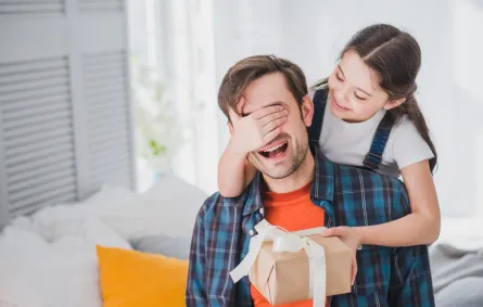 صورة لطفلة تقدم هدية لأبيها