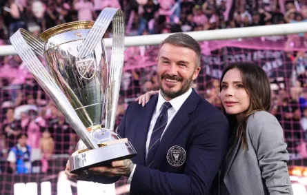 السير ديفيد بيكهام وزوجته فيكتوريا بيكهام مع الكأس بطولة الدوري الأمريكي لكرة القدم - Photo by Rich Storry / GETTY IMAGES NORTH AMERICA / Getty Images via AFP