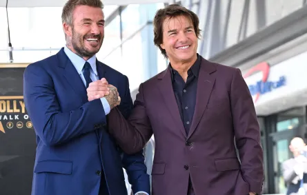 توم كروز Tom Cruise وديفيد بيكهام David Beckham أثناء تكريمه بنجمة في ممشى مشاهير هوليوود. مصدر الصورة: LISA O'CONNOR / AFP