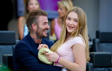 ديفيد بيكهام مع ابنته هاربر في ملعب تشيس في فورت لودرديل، فلوريدا (David Beckham with his daughter Harper at Chase Stadium in Fort Lauderdale, Florida). مصدر الصورة: Chris ARJOON / AFP