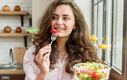 صورة لحامل تحرص على تغذيتها الصحية