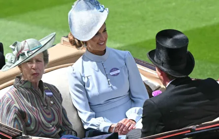 الأميرة آن Princess Anne وهاريت سبيرلينغ Harriet Sperling في سباق رويال أسكوت. مصدر الصورة: JUSTIN TALLIS / AFP