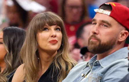 تايلور سويفت وترافيس كيلسي في كليفلاند، أوهايو (Taylor Swift and Travis Kelce in Cleveland, Ohio). مصدر الصورة: Gregory Shamus/Getty Images/AFP