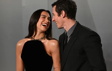 دوا ليبا وكالوم تورنر في لوس أنجلوس، كاليفورنيا (Dua Lipa and Callum Turner in Los Angeles, California, USA). مصدر الصورة: Doug Peters/PA Images via Getty Images