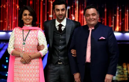 رانبير كابور يتوسط والده ريشي كابور ووالدته في مومباي- Ranbir Kapoor with parents Rishi Kapoor and Neetu Singh in Mumbai- مصدر الصورة: STREDL / AFP
