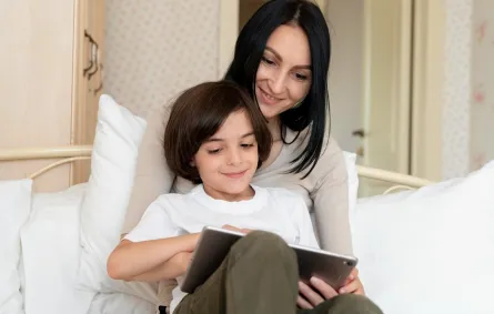 صورة أم تروي قصة لطفلها