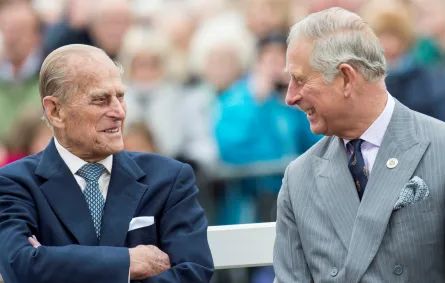 الأمير فيليب والملك تشارلز خلال زيارة إلى باوندبري، دورست ( Prince Philip and King Charles during a visit to Poundbury, Dorset). مصدر الصورة: Mark Cuthbert/UK Press via Getty Images