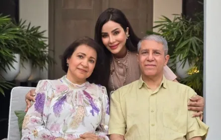لجين عمران مع والدها ووالدتها. الصورة من حسابها على إنستغرام
