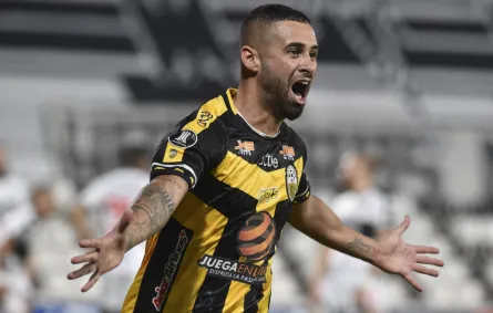 لوكاس تريخو في ملعب مانويل فيريريرا في أسونسيون (Lucas Trejo at the Manuel Ferrerira Stadium in Asuncion). مصدر الصورة: NORBERTO DUARTE / AFP