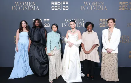 جينيفيف نناجي وتارا سوتاريا تتوسطن المكرمات في حفل "المرأة في السينما" على هامش مهرجان كان 2026 - مصدر الصورة: Daniele Venturelli/Getty Images for Red Sea Film Foundation