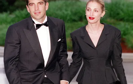جون إف كينيدي الابن وزوجته كارولين بيسيت  John F. Kennedy Jr. and Carolyn Bessette في بوسطن مايو 1999 (مصدر الصورة :Photo by Justin Ide)