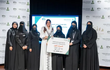 المصممة السعودية هنيدة صيرفي تسلم الجائزة للطالبات الفائزات