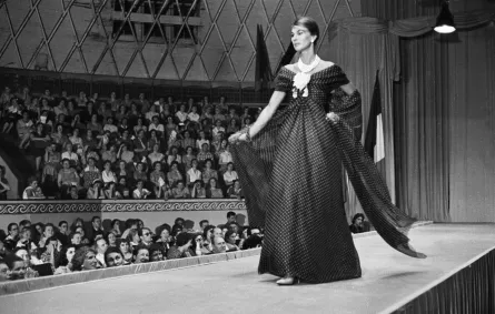 من عرض كريستيان ديور Christian Dior، في موسكو، عام 1959 (المصدر: Roger Viollet / Getty Images).