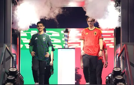 اللاعب السعودي يزيد عبدالله "Kiileerrz" والبلجيكي تريستان سويز "Atow." خلال منافسات ربع نهائي كأس العالم (FIFAe) للعبة "روكيت ليج" في الرياض - مصدر الصورة: Shane Anthony Sinclair / Getty Images