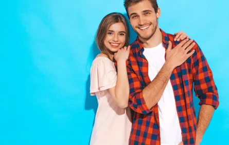 زوجة شابة مبتسمة تستند تحتضن كتف زوجها بسعادة
