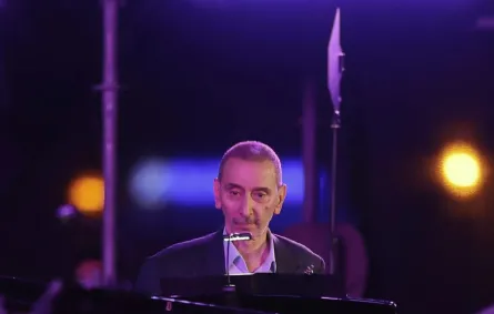 زياد الرحباني يحيي حفلاً موسيقياً ضمن فعاليات مهرجان أعياد بيروت 2019 على الواجهة البحرية في العاصمة اللبنانية Ziad Rahbani performs during the Beirut Holidays 2019 Festival at the waterfront in the Lebanese capital. مصدر الصورة: JOSEPH EID / AFP