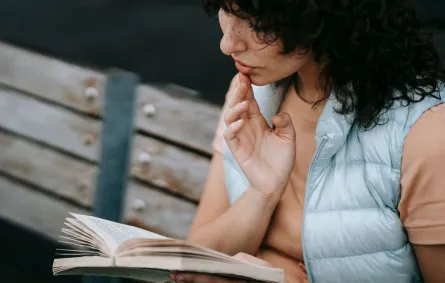 فتاة تقرأ كتابًا 