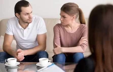 زوج يحاول الحديث مع زوجته مسترجعاً حواراتهما الطويلة سابقاً