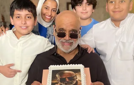 داود حسين يحمل كعكة بصورته شخصيته التي يجسدها في مسلسل قانون عبد القادر- الصورة من حسابه على الانستغرام