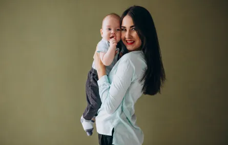 صورة لأم تحمل مولودها في شهره الخامس