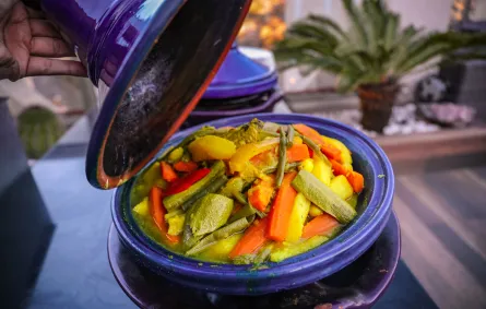 الطاجين يُعَدُّ من أشهر الأطباق المغربية 