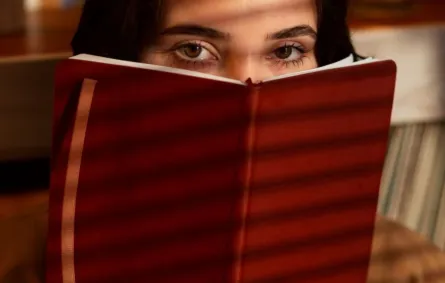 فتاة تقرأ رواية تشويق وإثارة