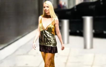 أنيا تايلور جوي Anya Taylor Joy ترتدي من فيراغامو Ferragamo -الصورة من العلاقات العامة