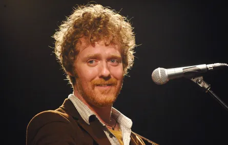 الممثل والموسيقي الأيرلندي جلين هانسارد (Glen Hansard)- Photo by Brad Barket / Getty Images North America / Getty Images via AFP