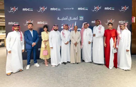 أبطال مسلسل أحمر ولا أبيض- الصورة من المركز الإعلامي لمجموعة mbc شاهد