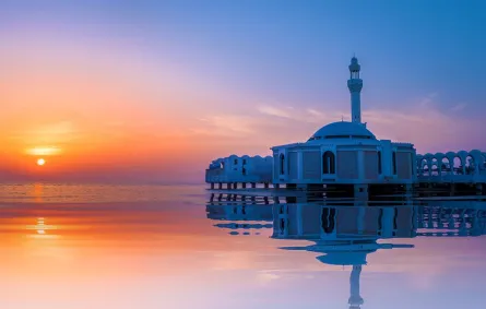  يقف مسجد الرحمة في مشهد معماري فريد يزين جدة - (مصدر الصورة: موقع visit saudi)