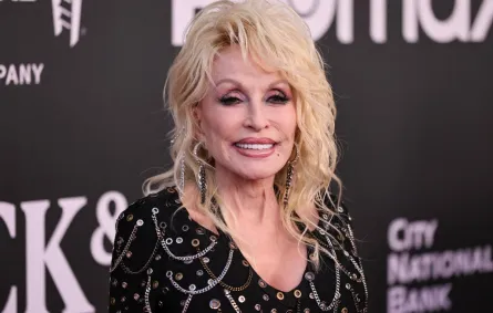 دوللي بارتون Dolly Parton- مصدرالصورة: Photo by Theo Wargo / GETTY IMAGES NORTH AMERICA / Getty Images via AFP