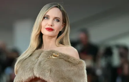 أنجيلينا جولي Angelina Jolie  في الدورة 81 لمهرجان فينيسيا السينمائي الدولي ( مصدر الصورة: Alberto PIZZOLI / AFP)