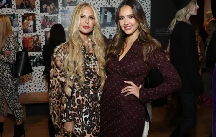 خبيرة المظهر لدى المشاهير رايتشل زوي Rachel Zoe مع النجمة جيسيكا أبا Jessica Alba (مصدر الصورة: Monica Schipper / GETTY IMAGES NORTH AMERICA / Getty Images via AFP)