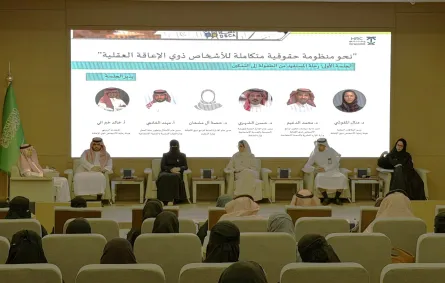 المشاركون في الجلسة الأولى التي كانت بعنوان "رحلة المستفيد من الطفولة إلى التمكين" 