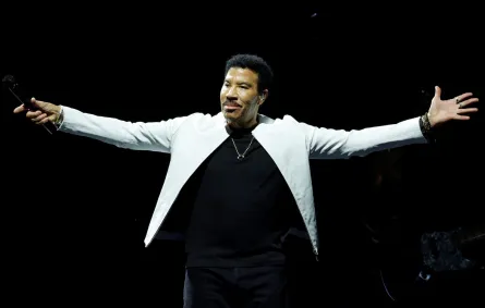 ليونيل ريتشي في غراند رابيدز، ميشيغان (Lionel Richie in Grand Rapids, Michigan). مصدر الصورة: Jeff Schear/Getty Images for Acrisure Amphitheater/AFP