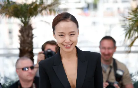 جيون دو يون Jeon Do-Yeon في مهرجان كان السينمائي بدورته الـ68 عام 2015. مصدر الصورة: VALERY HACHE / AFP