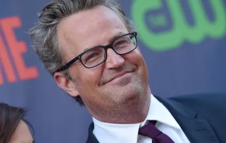 ماثيو بيري في ويست هوليوود، كاليفورنيا (Matthew Perry in West Hollywood, California). مصدر الصورة: Axelle/Bauer-Griffin/FilmMagic