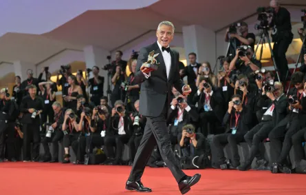 تكريم جورج كلوني بجائزة الأسد الذهبي لإنجاز العمر من مهرجان فينيسيا 2026 - Photo by Stefano RELLANDINI / AFP