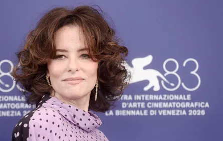 الممثلة باركر بوزي في جلسة تصوير فيلم "Wild Horse Nine" بمهرجان البندقية السينمائي عام 2026 (Parker Posey at the "Wild Horse Nine" photocall, Venice, 2026). مصدر الصورة: Alessandra Benedetti - Corbis / Getty Images